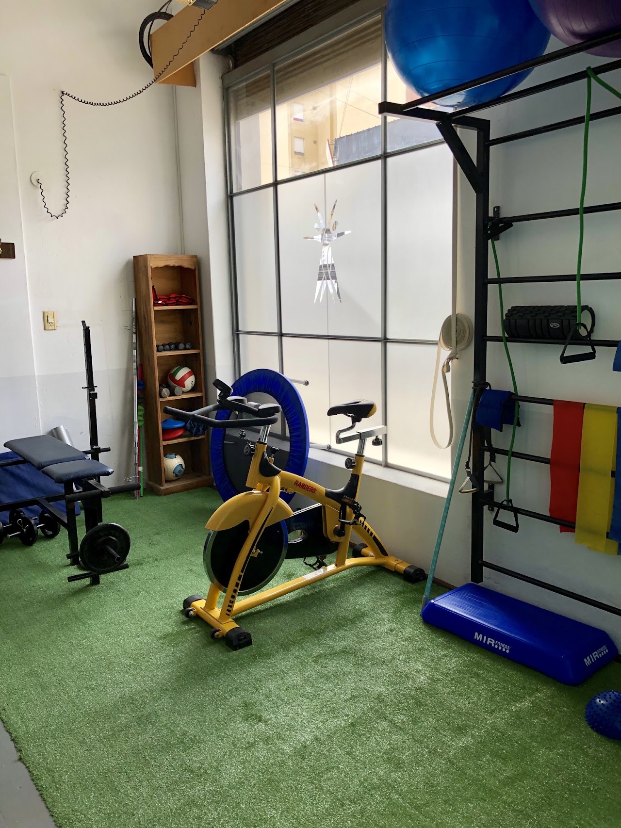 Centro de kinesiología y rehabilitación KINER en Paraná con equipamiento terapéutico completo