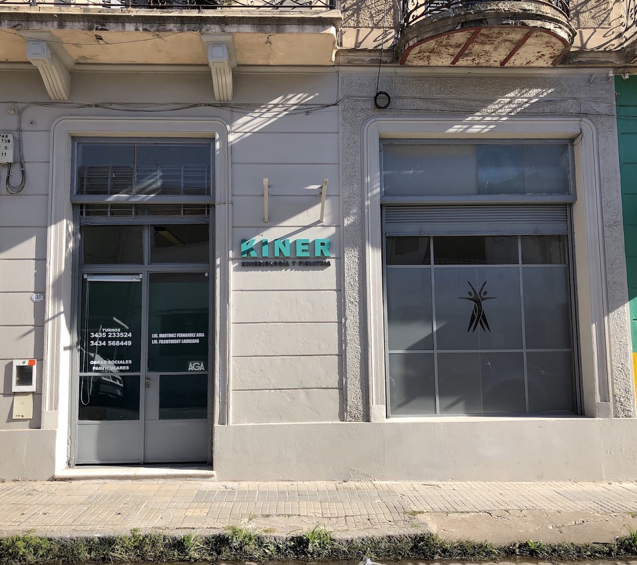 Fachada y entrada del consultorio KINER en Rosario del Tala 118, Paraná