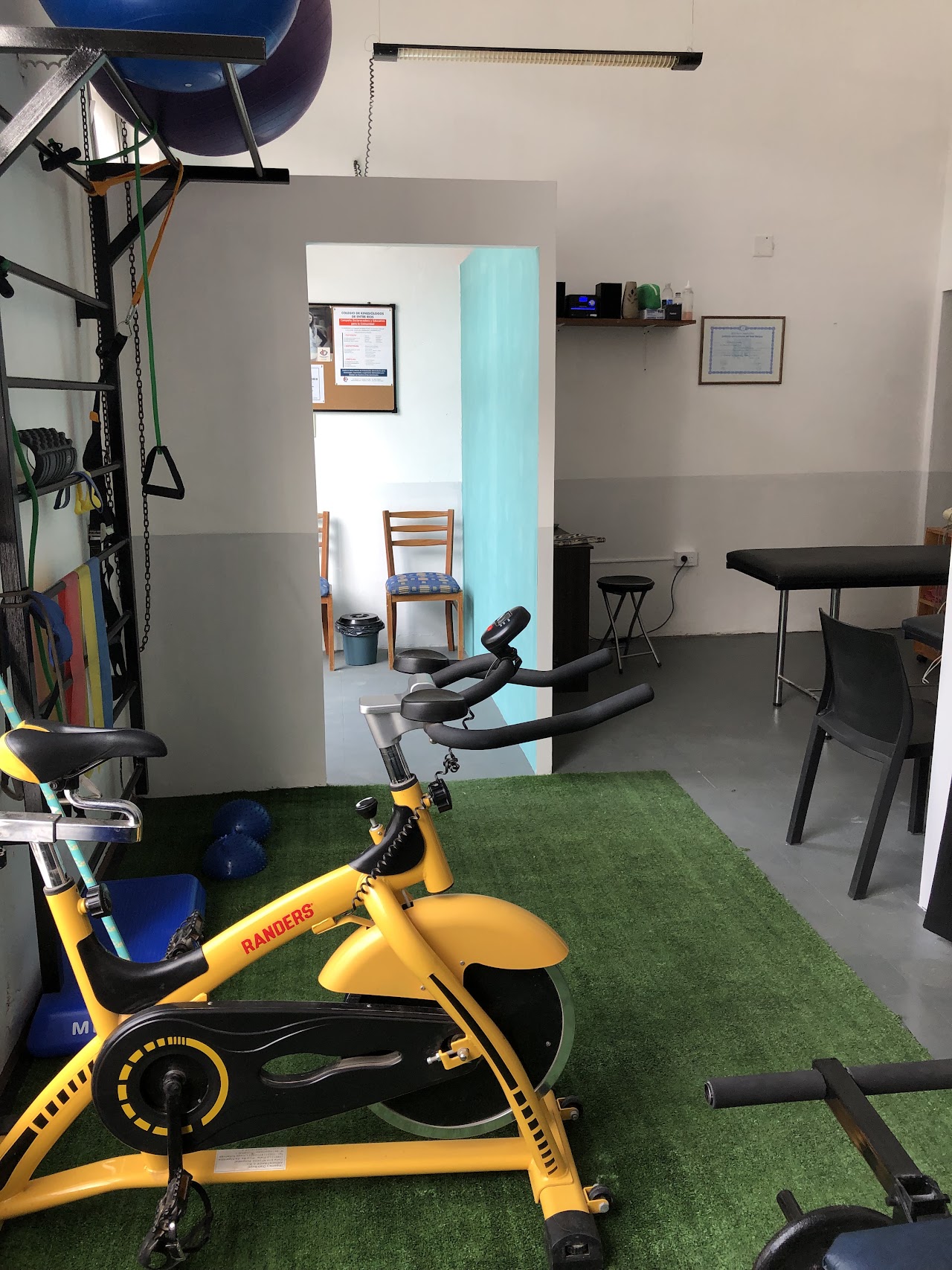 Sala de rehabilitación y box de atención de KINER Paraná